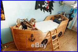 Un vrai lit bateau pour enfant, pirate en herbe qui rêve de voyages